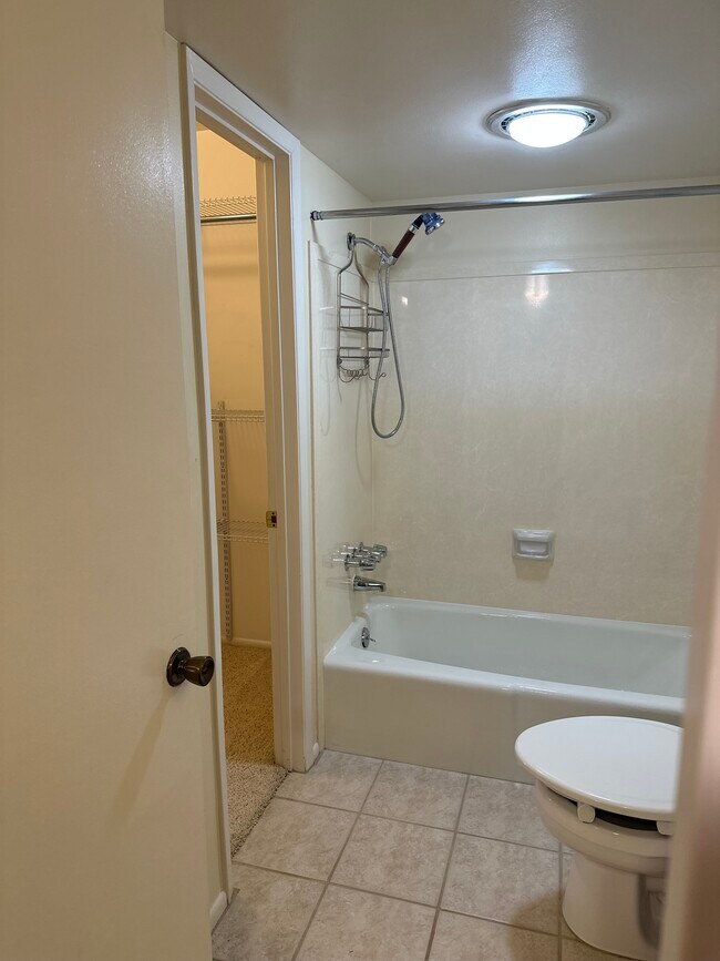 Building Photo - Waterbury Way condominium - utilities included
