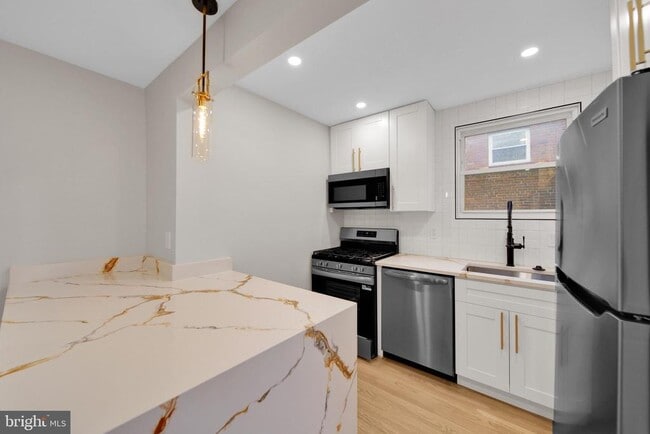 Building Photo - 119 Victor St NE