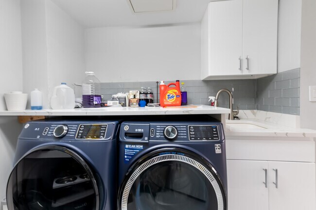 Building Photo - 1900 Consulate Pl