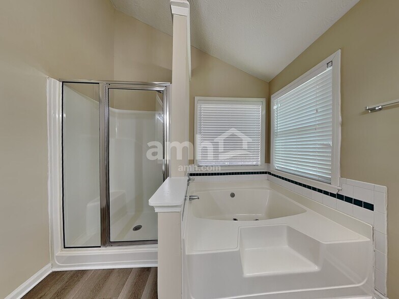 Building Photo - 2880 Camelot Woods Dr