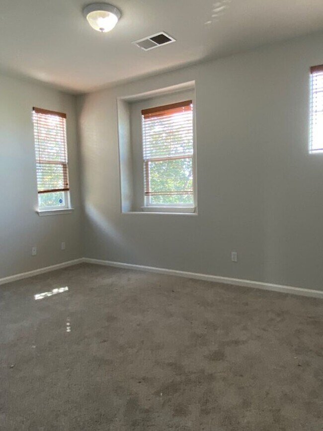 Building Photo - Cute Roseville home walking distance to Ki...
