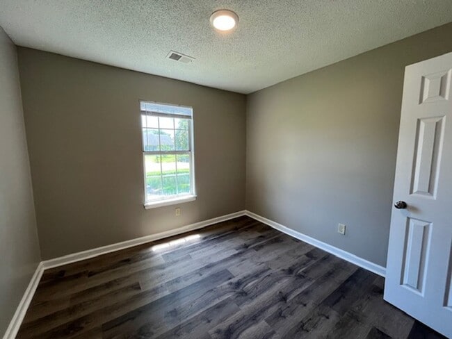 Building Photo - Completely Renovated 3 Bedroom 2 Bath Home...