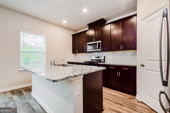 Building Photo - 466 Magnolia Dr