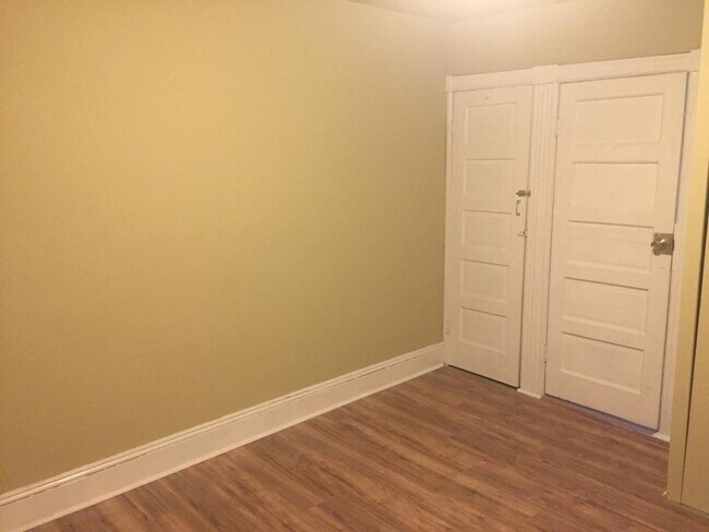 Building Photo - Great starter home for family!