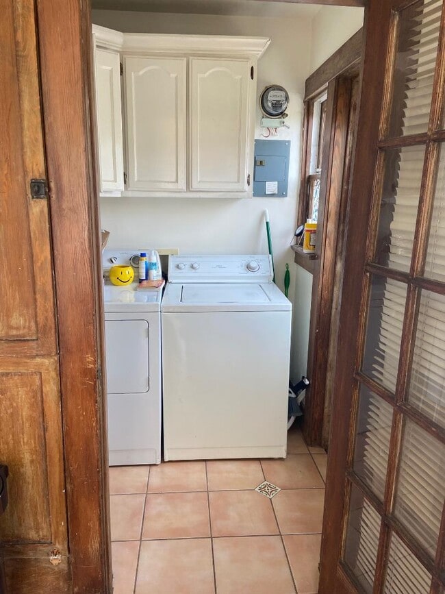 Building Photo - 1618 Micheltorena St