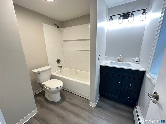 Building Photo - 40 Oak St