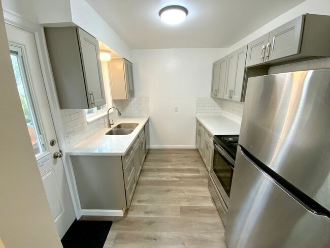 Building Photo - Beautiful Townhouse with Fenced Yard, Garage, and AC