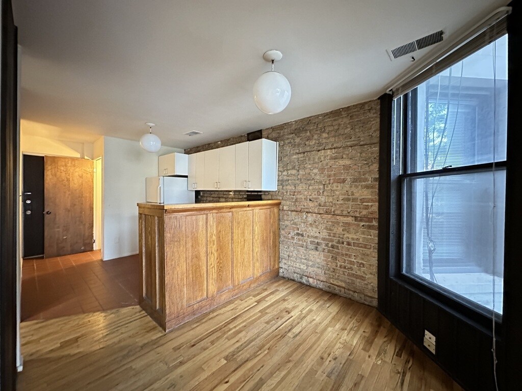 Building Photo - 604 W Surf St