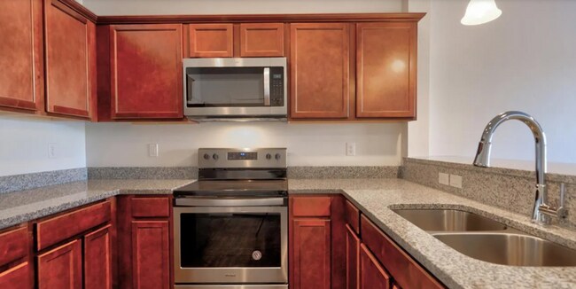 Building Photo - Stylish Townhome with Room to Relax & Ente...