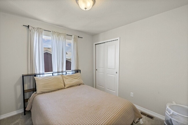 Building Photo - Spacious 3 Bed in Ventana – Open Layout, Fenced Backyard, Community Pool & Gym