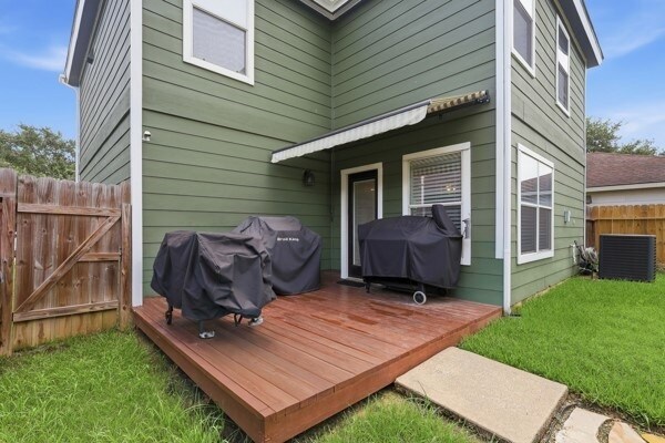 Building Photo - 11210 Log Cabin Ln