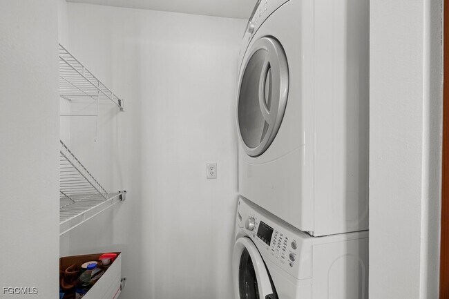 Building Photo - 3000 Oasis Grand Blvd