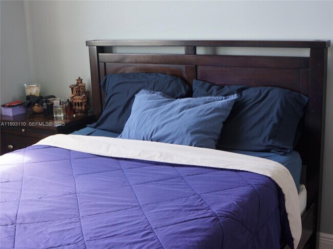 Building Photo - 300 Bayview Dr