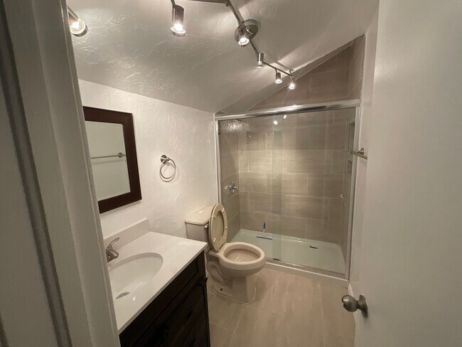 Building Photo - Newly renovated 2Bedroom 2 Bath Condo