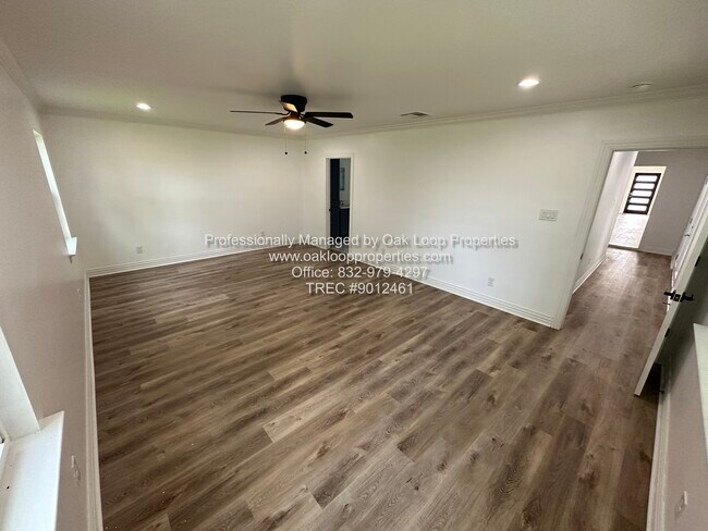 Building Photo - 1404 Des Jardines St