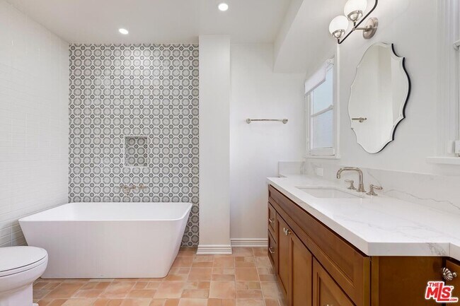 Building Photo - 144 S La Peer Dr