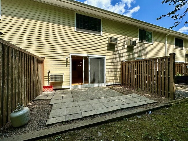 Building Photo - 10 Janet Rd
