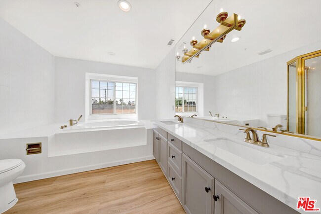 Building Photo - 5532 Angelus Ave