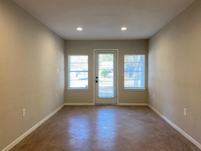 Building Photo - 3909 Ascot Ln