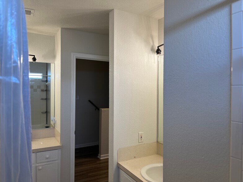 Building Photo - 2812 Cantabrian Dr