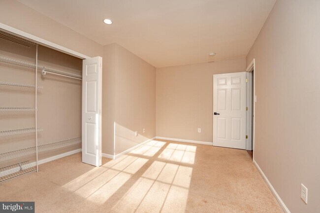 Building Photo - 558 London Ct