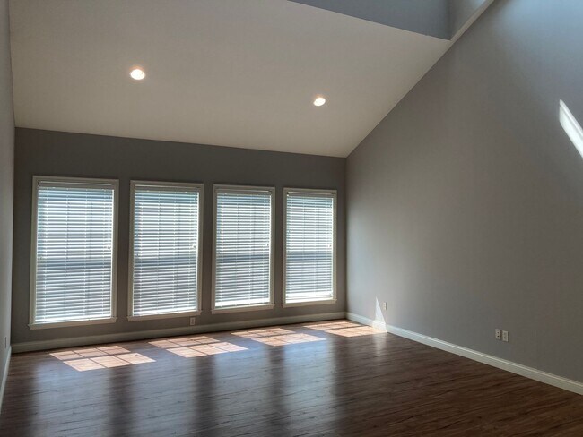 Building Photo - Bright 3BR Townhome with Bonus Room - Available NOW!