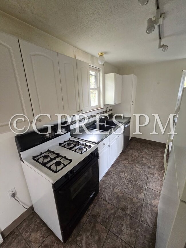 Building Photo - Welcome to this charming 3-bedroom, **Pric...