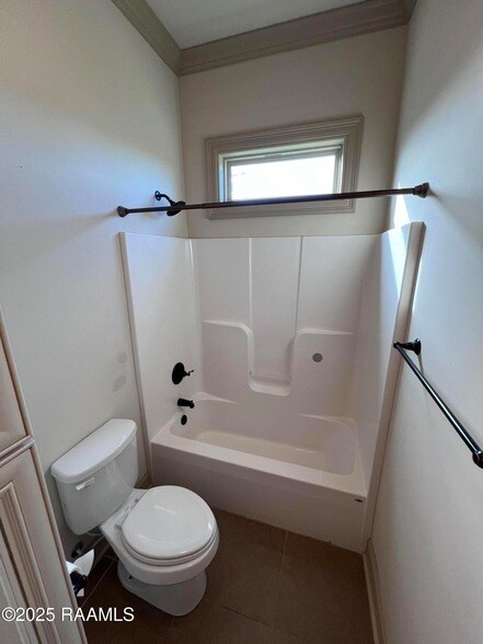 Building Photo - 100 Birchview Dr