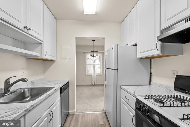 Building Photo - 3945 Lyndhurst Dr