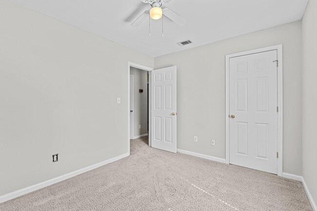 Building Photo - 5 Astor Ct