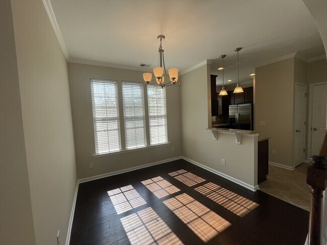 Building Photo - Beautiful END-UNIT 3BR 2.5BA Townhouse in ...