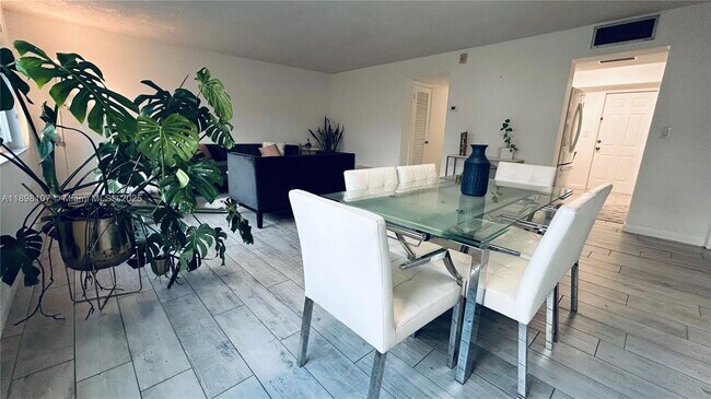 Building Photo - 9971 W Bay Harbor Dr