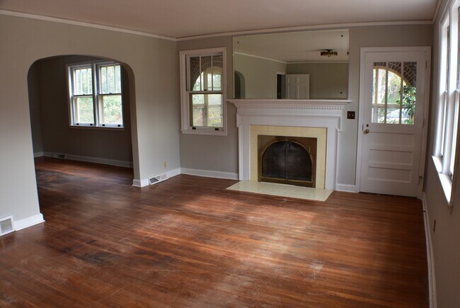 Building Photo - 116 Collins Drive