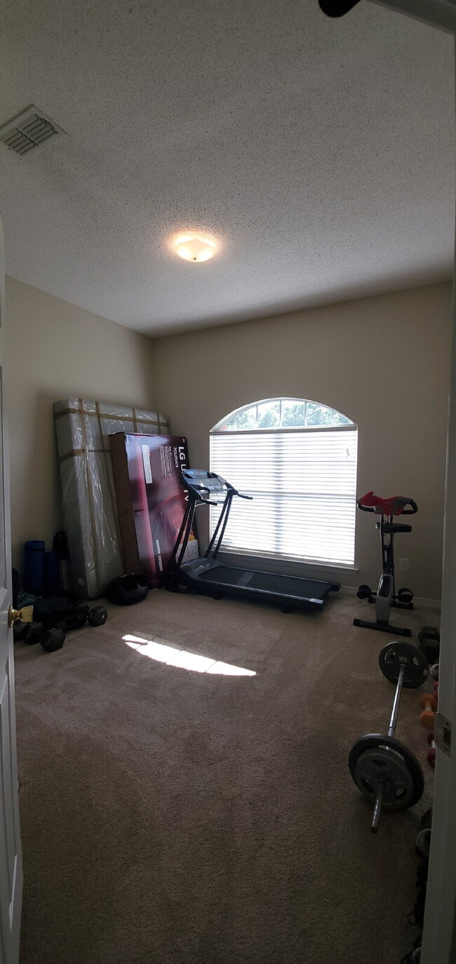 Building Photo - "Spacious 4-Bed Family Home in Milton with...