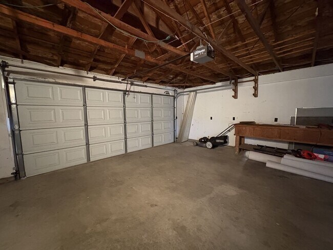 Building Photo - Beautiful 4-bedroom home close to schools ...