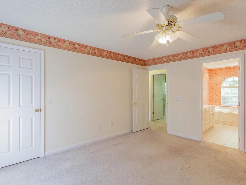 Building Photo - 1701 W Oak Dr