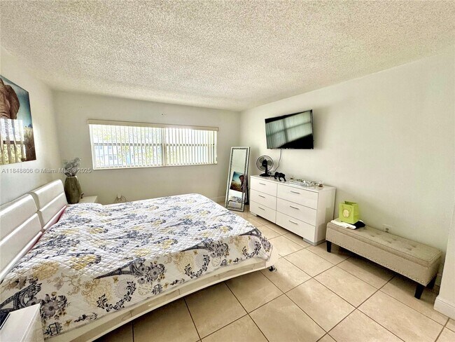 Building Photo - 9357 Fontainebleau Blvd
