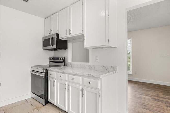 Building Photo - 4038 Versailles Dr