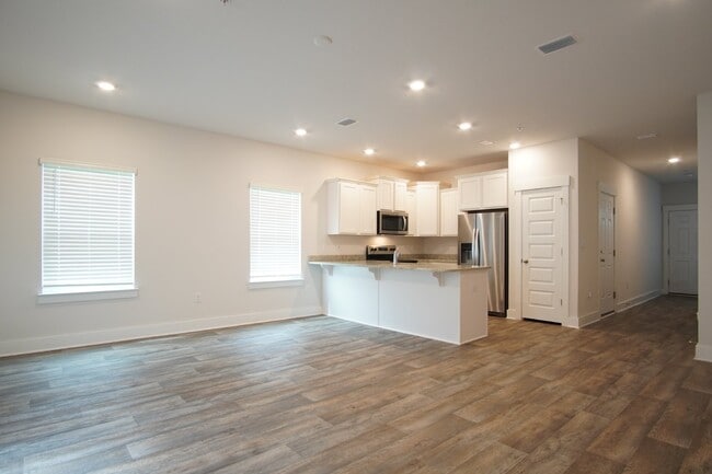 Building Photo - Spacious 3BR/2.5BA Townhome with 1-Car Garage in Admiral’s Quarters—Pool, Dog Park, Near 9 Mile R...