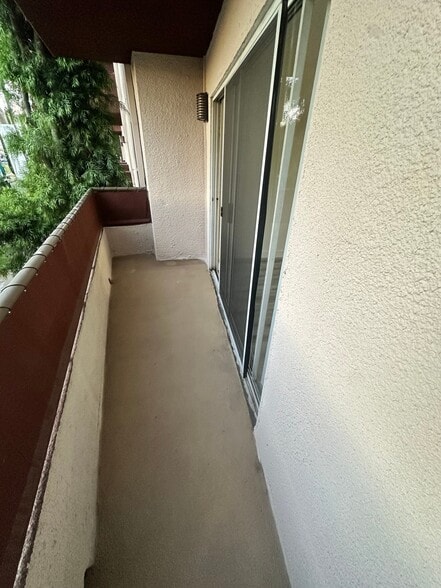 Building Photo - 15009 Moorpark St