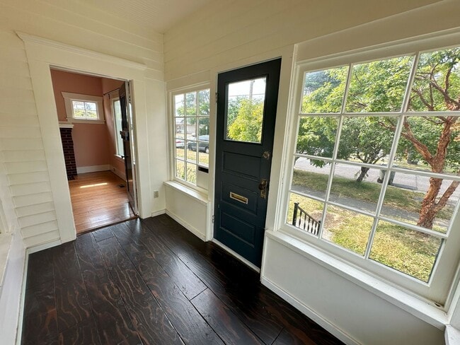 Building Photo - 2 bdrm/1 bath Lettered Streets cottage for...