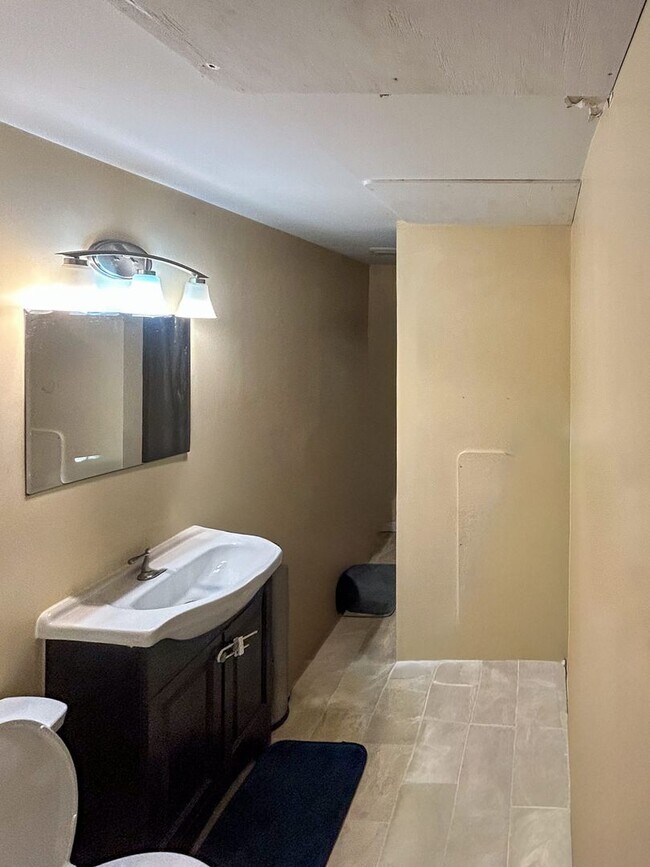 Building Photo - 62 Intervale Ave