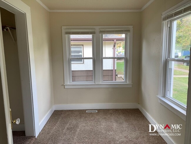 Building Photo - 4+ Bedroom, 2 Bath House By Augustana and USF