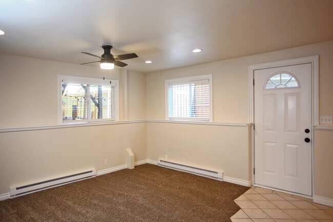 natural light flows into this living room - 417 E Foster Ave