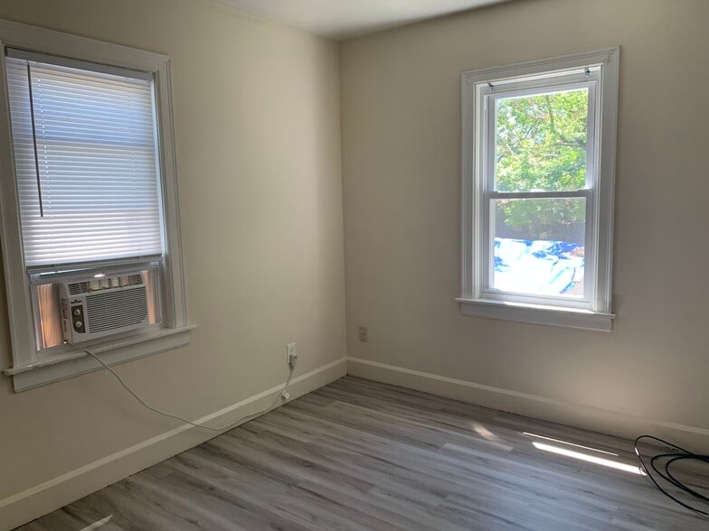 Building Photo - 1924 Maple Ave NE