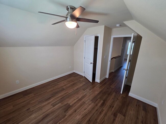 Building Photo - FOR LEASE!! Great location!