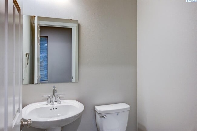 Building Photo - 3bdr/2.5 ba with garage, Low maintenance!
