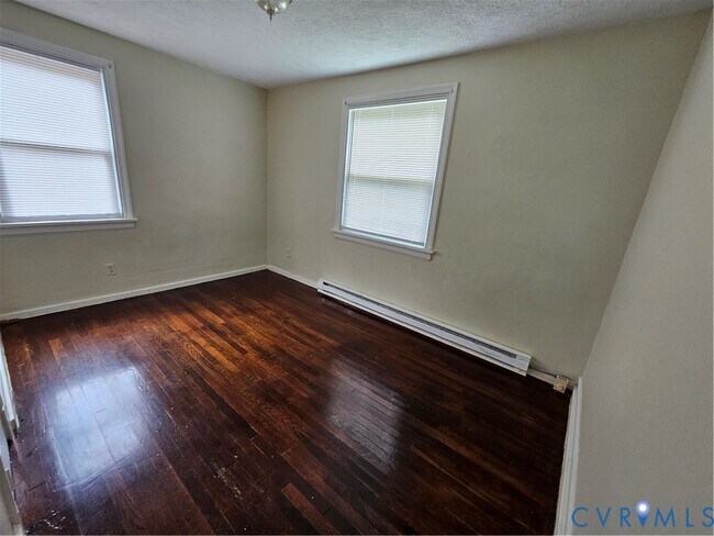 Building Photo - 2405 Granville Ave