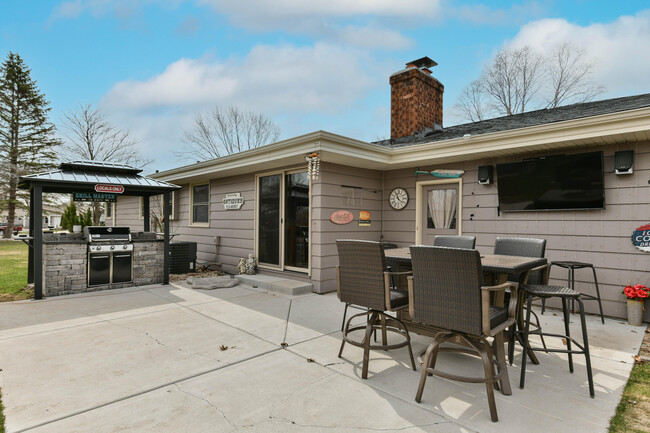 Building Photo - 15470 W Mayflower Dr