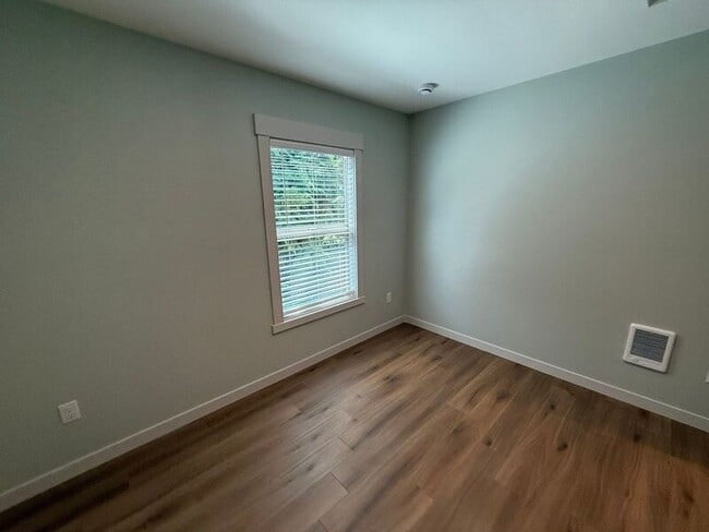 Building Photo - 805 Boxwood Ln SE